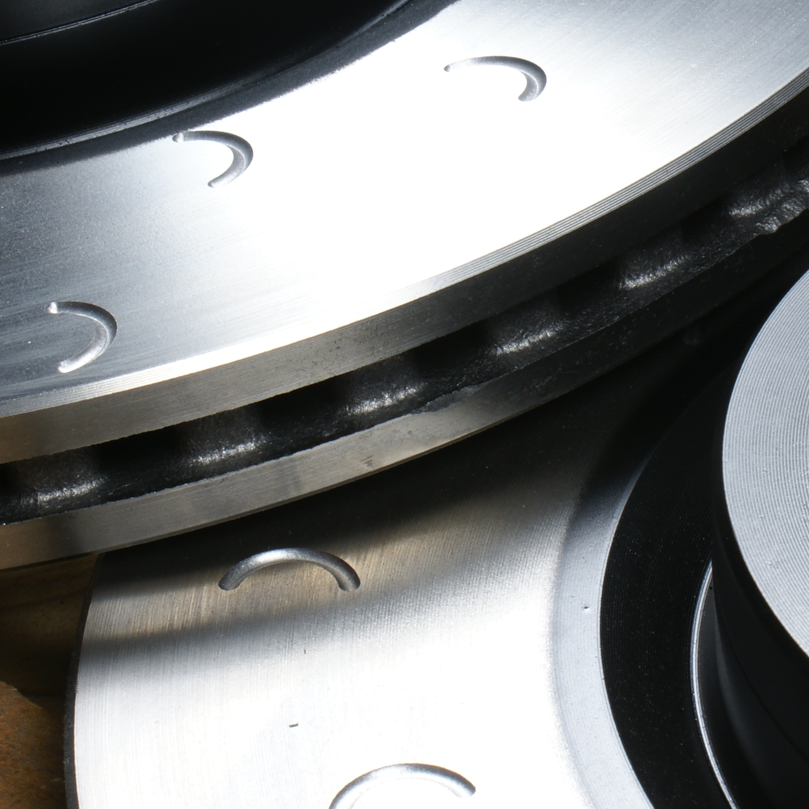 VW T-ROC R Rear C-Hook Brake Discs with Mintex Pads - Image 3